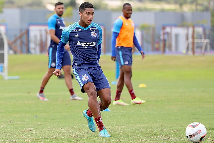 Com lesão na coxa, André é dúvida para enfrentar o Vila Nova; lateral-direito fará exame