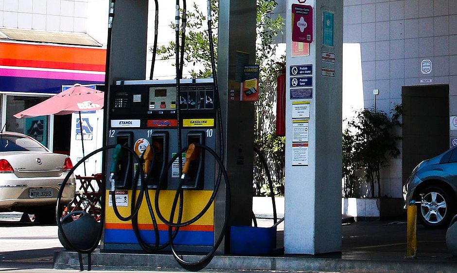 Preço da gasolina nos postos volta a subir após 15 semanas