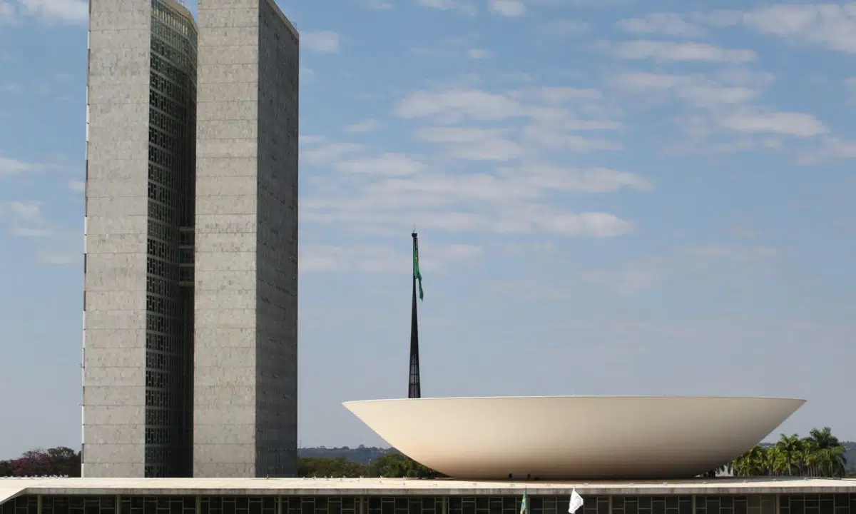 Câmara aprova MP que autoriza compra de vacina pela iniciativa privada