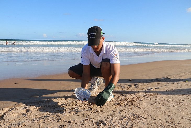 Manchas de óleo voltam a aparecer em praias de Porto Seguro e Camaçari