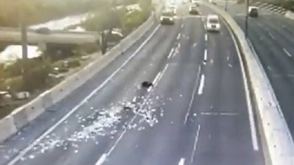 Ladrões jogam R$ 53 mil em rodovia para despistar policiais 