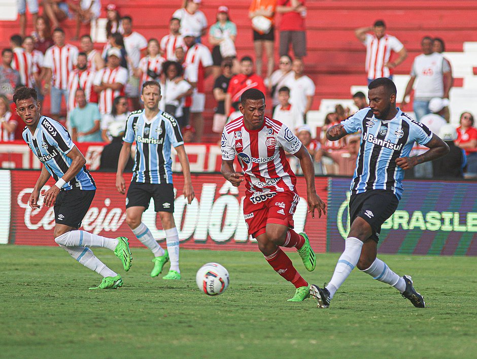 Grêmio garante acesso e empurra o Bahia para 4º; veja classificação da Série B