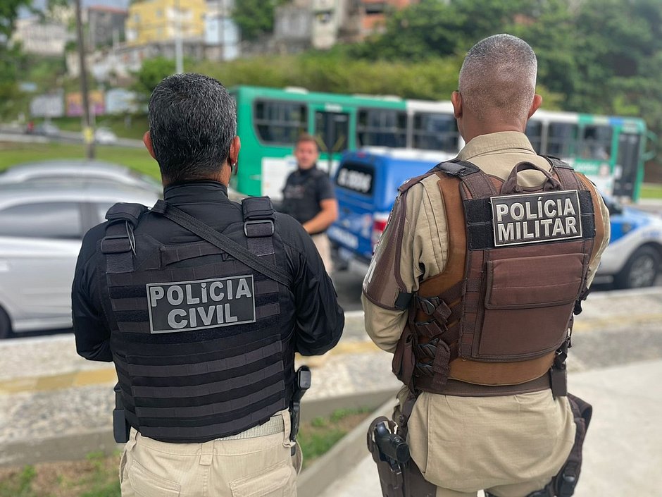 Carro roubado com crianças na Liberdade é localizado em Simões Filho