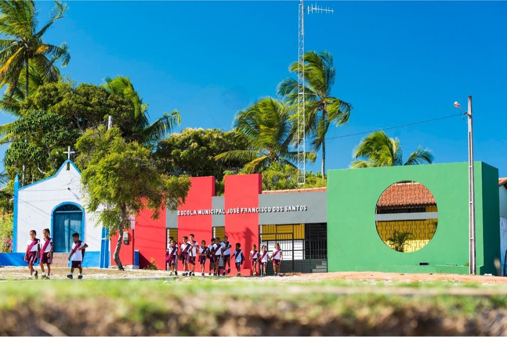 Gualberto planeja instalar aparelhos de ar-condicionado em todas salas de aula