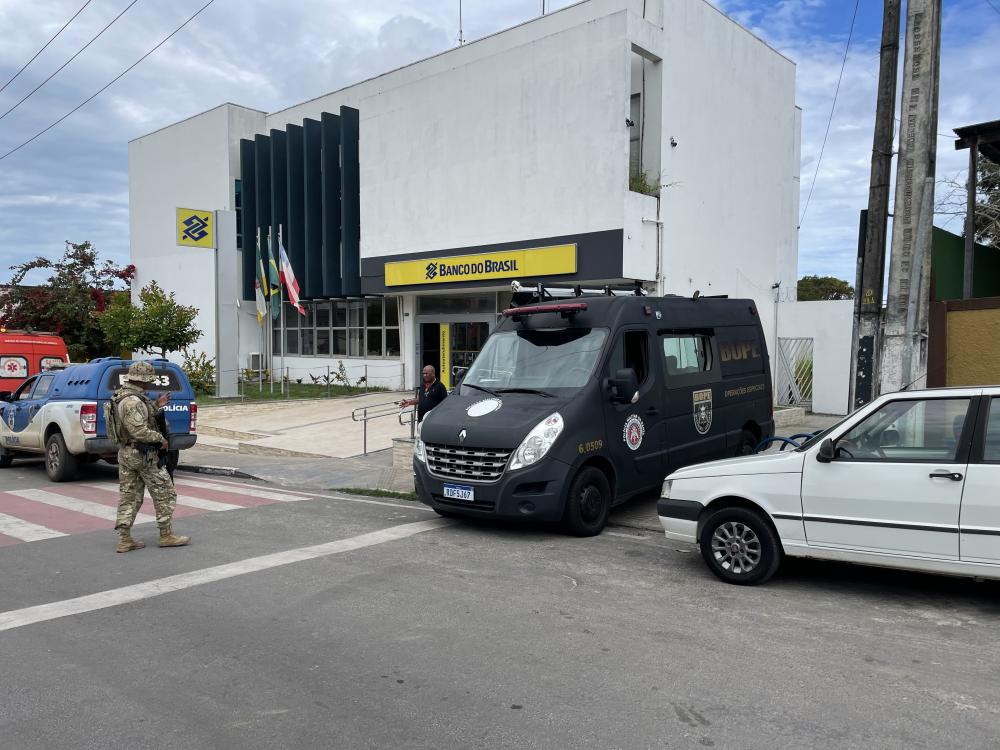 Após sequestrar funcionário, bandidos roubam Banco do Brasil de Mata de São João 