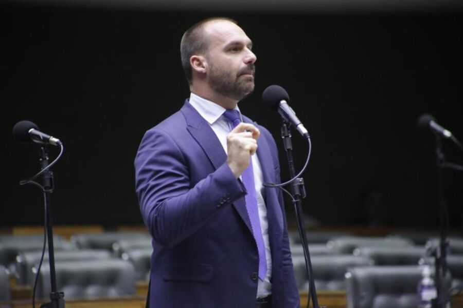 Eduardo Bolsonaro sugere adiar o segundo turno das eleições