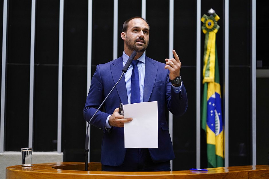 Eduardo Bolsonaro defende adiar 2º turno para obter inserções de rádio