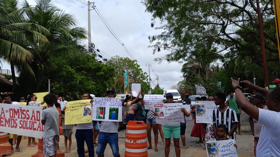 Familiares e amigos fazem protesto em Praia do Forte após sumiço de mulher 