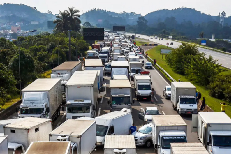 Caminhoneiros bloqueiam rodovias em 11 estados do Brasil