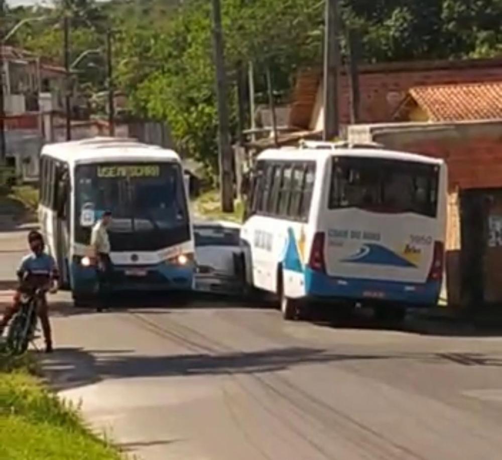 Carro tenta ultrapassar micro-ônibus e atinge outro em Amado Bahia