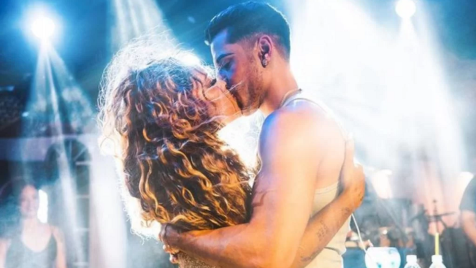 Sthe Matos é surpreendida no palco e recebe pedido de namoro por Kevi Jonny
