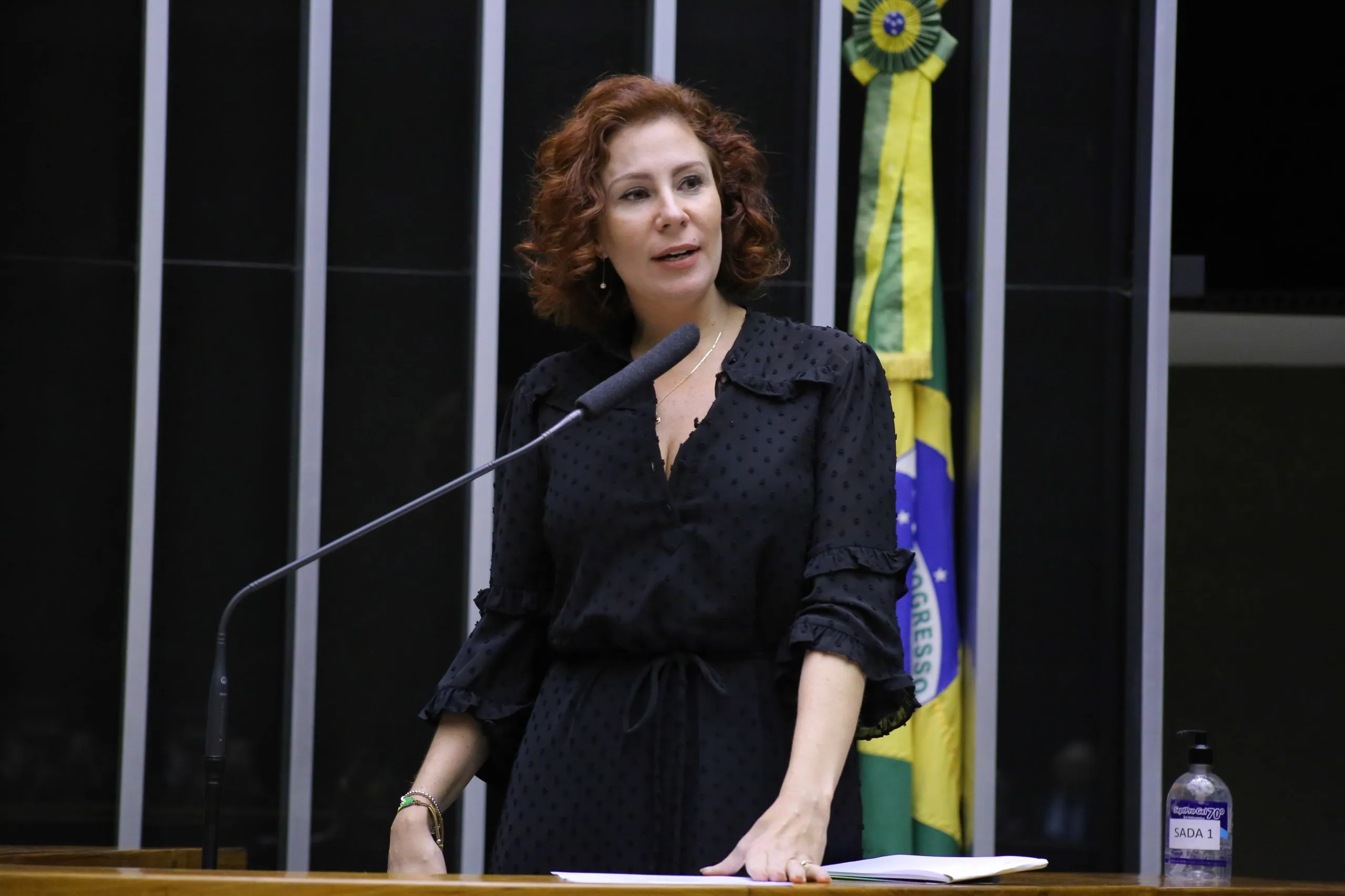 Perfis da deputada Carla Zambelli são removidos das redes sociais