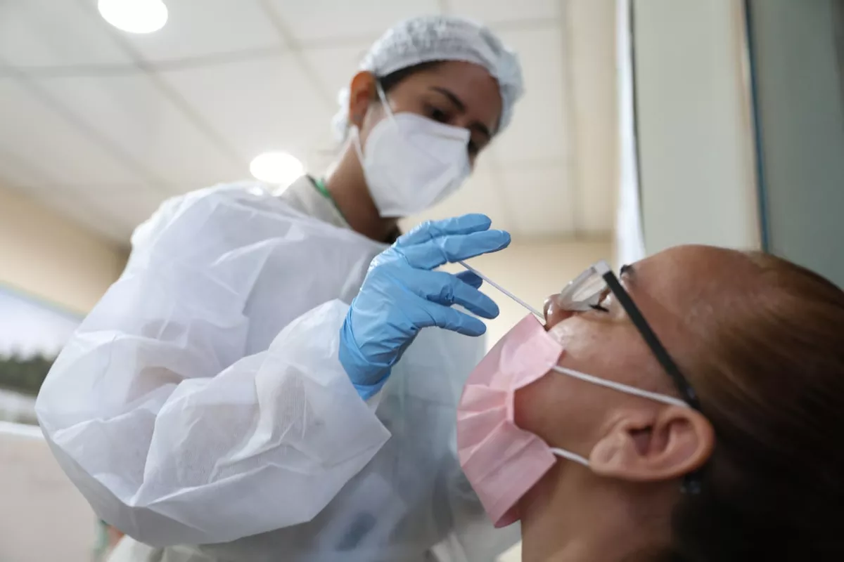 Casos de Covid podem subir no Brasil nas próximas semanas, alertam especialistas