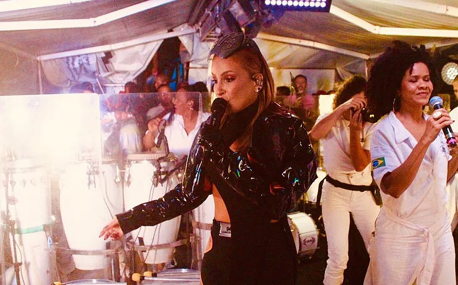 Claudia Leitte é vaiada durante show em Salvador; fãs cantavam em apoio a Lula