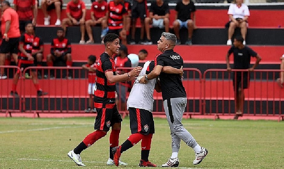 Diretor da base do Vitória é punido por tumulto em Ba-Vi do sub-15