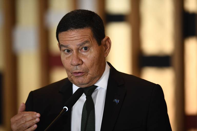 Mourão nega que vá passar a faixa a Lula: ‘Não sou presidente’