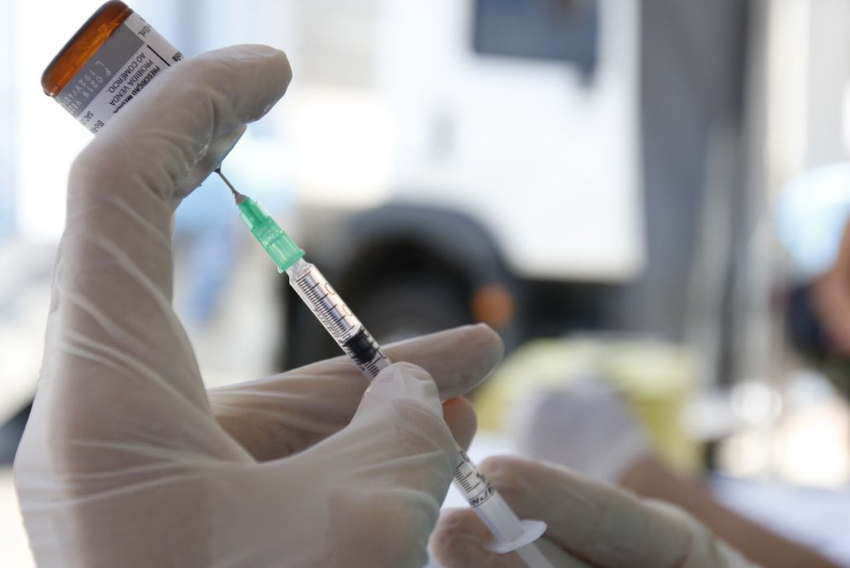 Anvisa diz que não tem data para liberar vacina que protege contra novas cepas