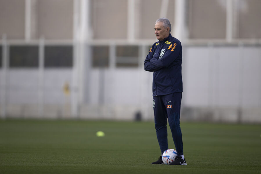 Perto da estreia, Tite ainda não escalou o time titular em treinos