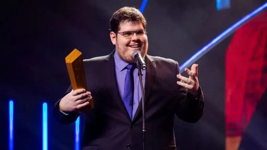 Streamer Casimiro testa positivo para Covid-19 e adia casamento