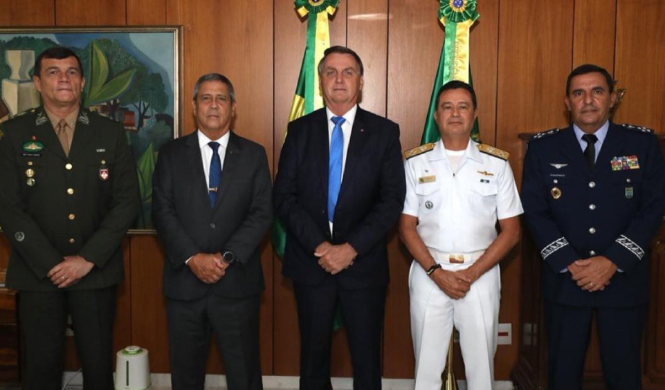 Bolsonaro veta transição de militares para governo Lula, diz coluna