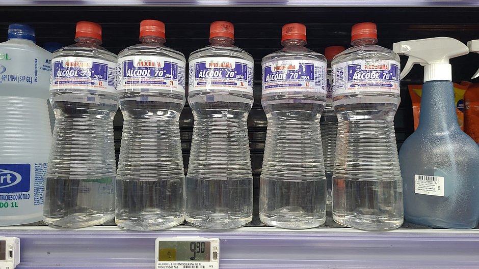 Depois de proibir, Anvisa volta a liberar venda de álcool líquido 70%