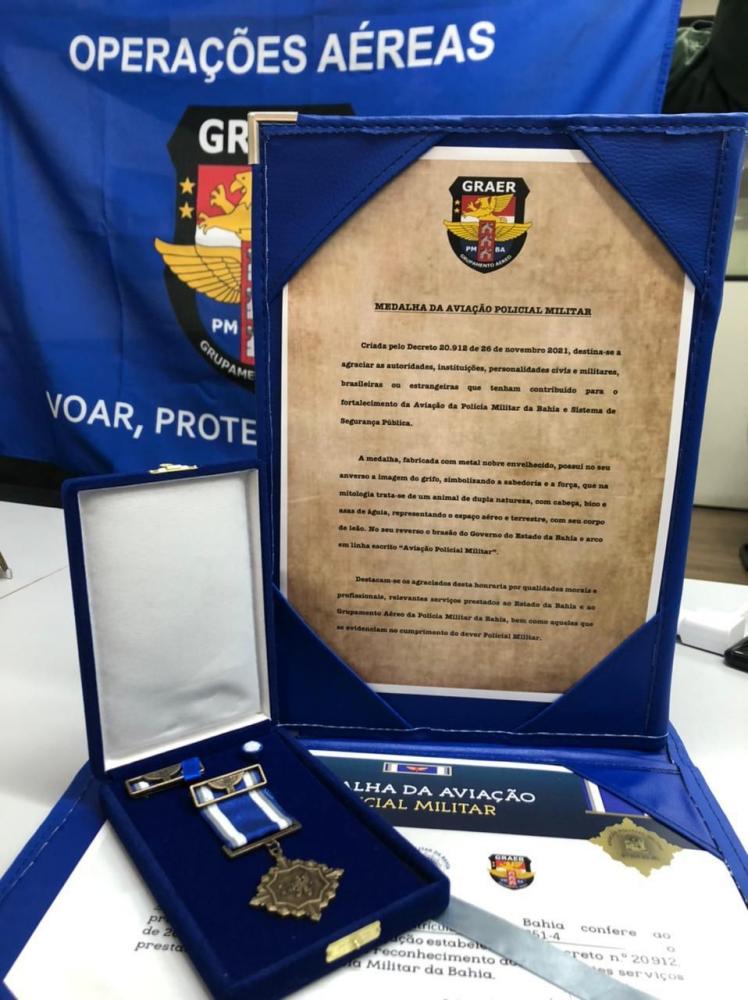 Comandante da 53ª CIPM em Mata de São João recebe Medalha da Aviação Policial Militar