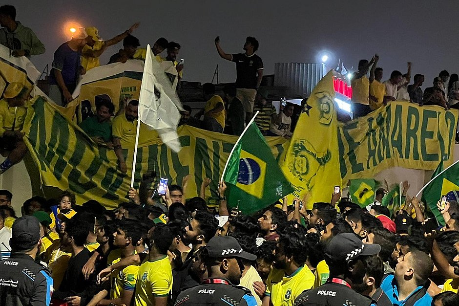 Multidão recepciona jogadores em hotel na chegada da Seleção Brasileira ao Catar
