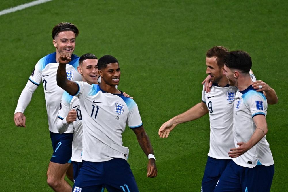 Inglaterra goleia Irã e larga na frente no grupo B