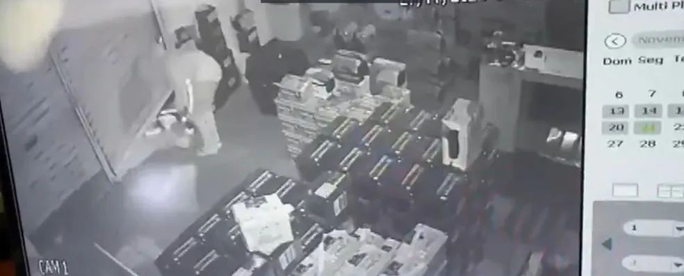 Suspeitos arrombam loja e roubam 100 baterias de carros em Camaçari