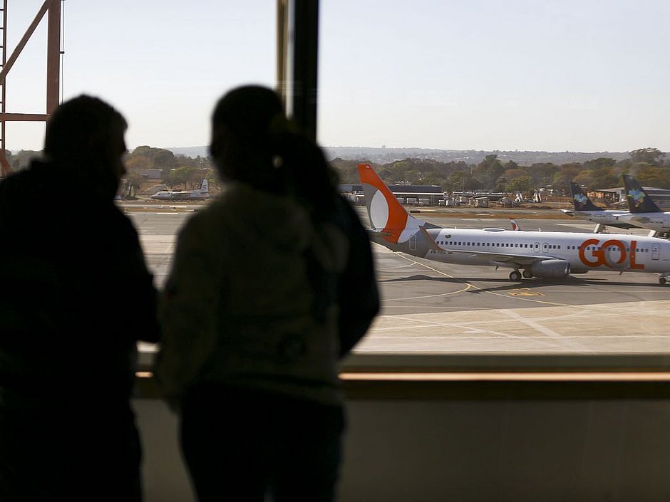Anvisa determina volta do uso obrigatório de máscara em aeroportos e aviões