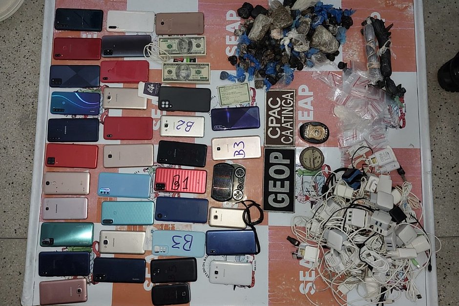 Operação policial apreende 35 celulares dentro de presídio na Bahia