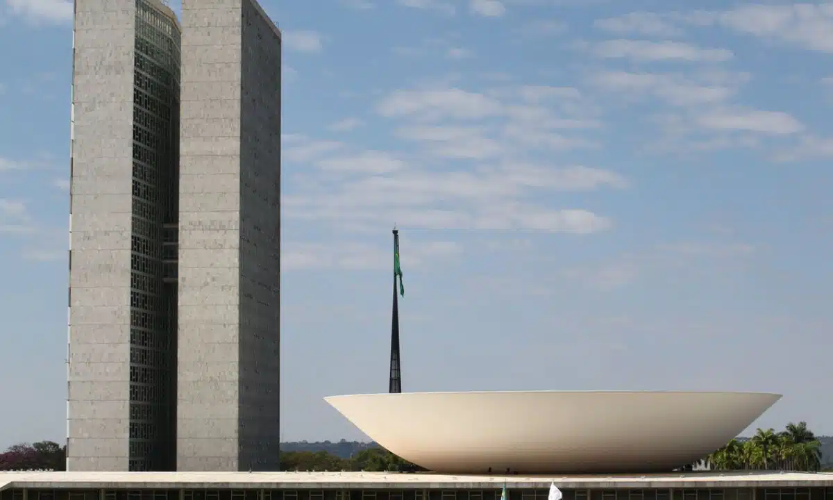 Câmara instaura comissão para analisar PEC sobre piso da enfermagem