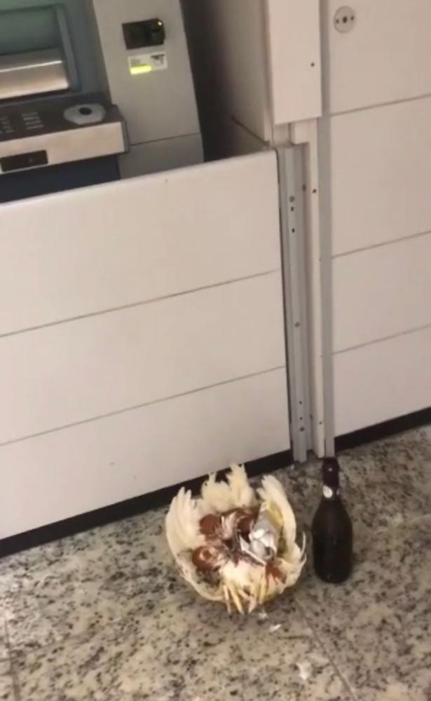 Oferenda é deixada dentro de agência bancária em Dias d'Ávila