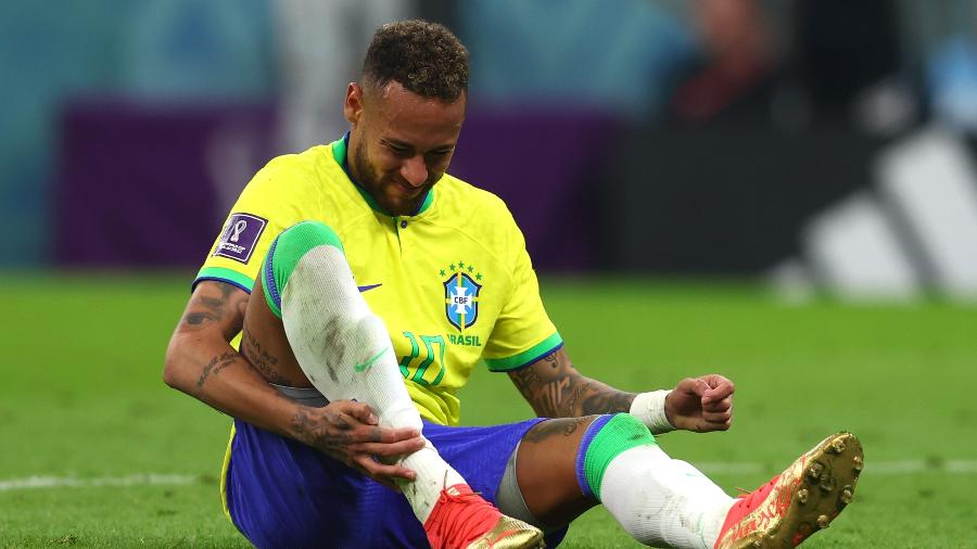 Após lesões, Neymar e Danilo não jogam mais pela Seleção na primeira fase da Copa do Mundo