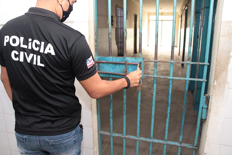 Homem é preso após ser filmado se masturbando na janela da vizinha na Bahia