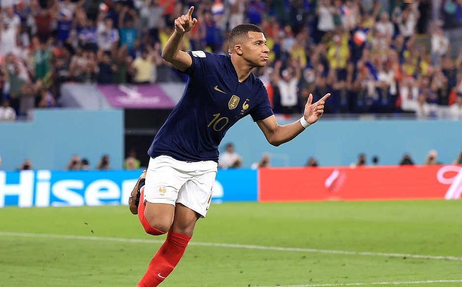 Em noite de Mbappé, França bate Dinamarca e garante classificação