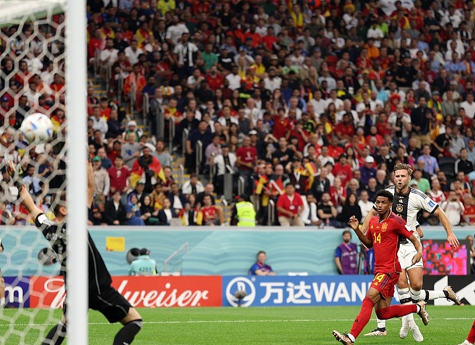 Alemanha arranca empate com a Espanha e segue viva na Copa