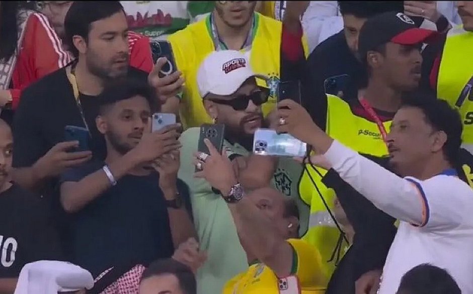Sósia de Neymar é tietado por 'fãs' em estádio de Brasil x Suíça