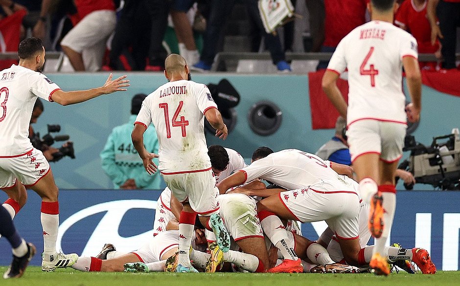 Tunísia ganha da França pela 1ª vez, mas não avança às oitavas
