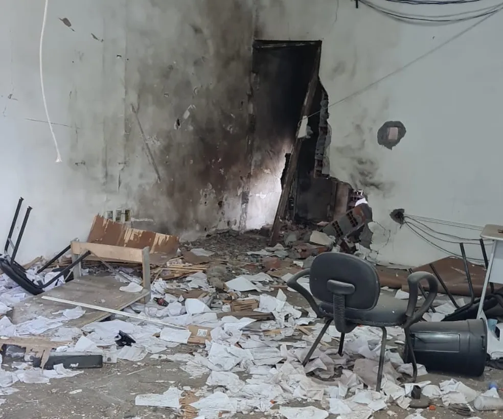 Cofre de posto de combustíveis é explodido por bandidos