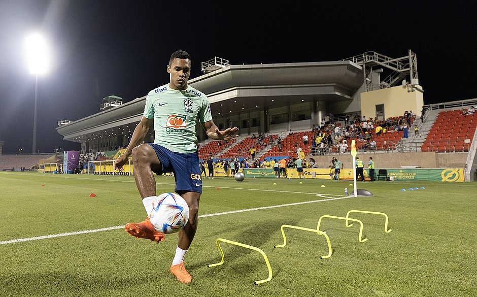 Alex Sandro treina no campo e fica mais perto de voltar à Seleção