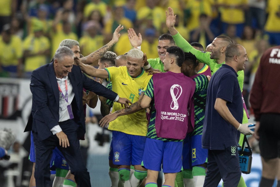Tite defende comemorações de gols e promete dançar de novo se preciso