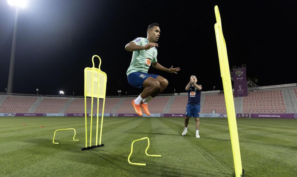 Alex Sandro deve ficar fora das quartas contra a Croácia, diz Tite