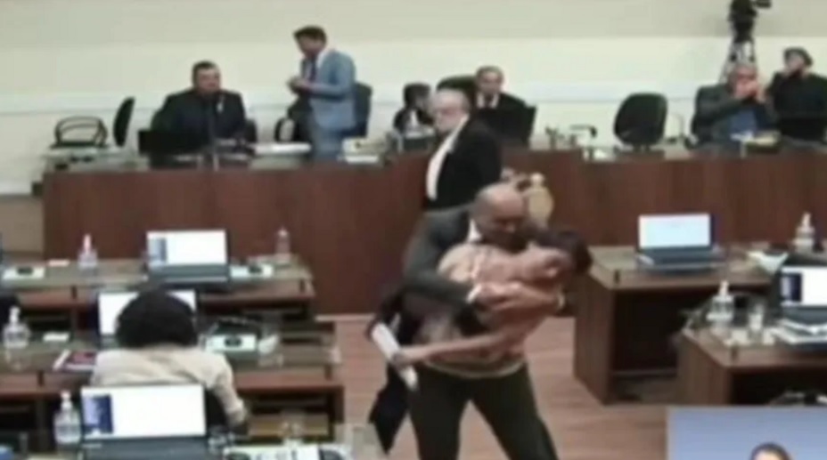 Vereadora é assediada e beijada à força por parlamentar em sessão da Câmara