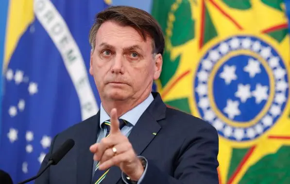 Bolsonaro assina nomeação de 14 militares e 13 embaixadores