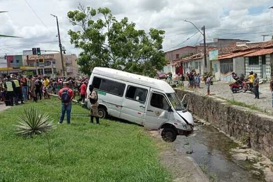 Mulher morre após ser atropelada por van em Feira de Santana