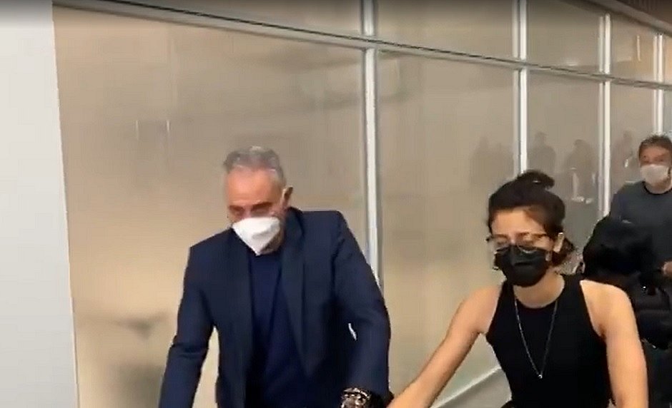 Seleção chega ao Brasil e técnico Tite é aplaudido em aeroporto