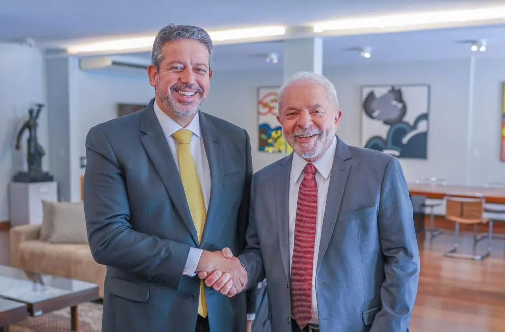 Arthur Lira se dispõe a passar a faixa presidencial para Lula