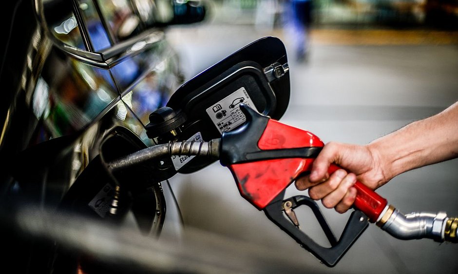 Acelen anuncia redução 5,1% na gasolina e 10% no diesel na Bahia