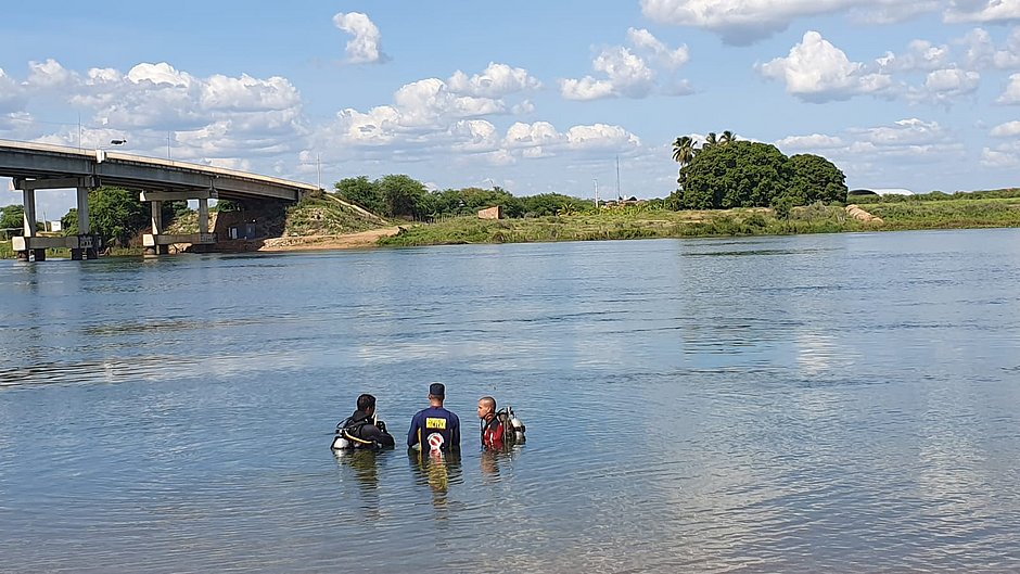 Corpo de jovem desaparecido durante banho no Rio São Francisco é encontrado por bombeiros